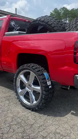 Johnny On The Spot 🔌 #lindseystire #lindseystirex2 #chevy #silverado #ltz #gladiator #6 #7 #trucktok #squattedtrucks  #CheetosReaperReactions #ItsGreatOutdoors