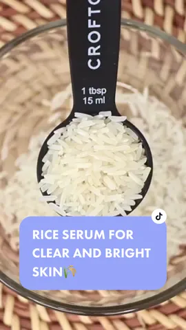 Rice Serum for clear and bright skin! 🌾 I love to use this beauty when I’m getting a lot of pimples and it helps clear my skin so i had to share it with you! Use for 7 days straight as serum or as a mask in rinse after 30 mins. ✨ #ricewater #riceserum #clearskin #brightskin #elasticity #beautifulskin #serum #rice #ricecream #koreanskincare #porcelainskin #pieldeporcelana #hairtipsandtricks