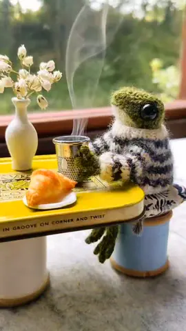 A slow morning with Froggy ☕🥐☀️  #knitting #fibreart #knittok #frog #relaxing