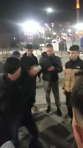 sağdakinin kıyıcı gibi bakması😂🐍🐍#bagcilarmeydan #keşfet #semtonline #güngören #güneştepe #dans #elitsemt #kesfet