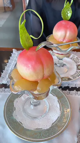 でかい桃かと思ったら桃じゃなかった桃パフェ🍑本物そっくりな飴細工の中に桃シャーベットが入ってる #東京グルメ