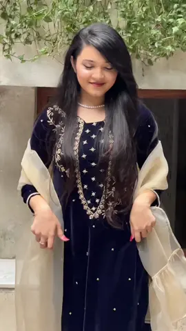 Can you spot the man in the background? Arektu hoile arekjon uki mere poirei jaito DRESS @আরাবা