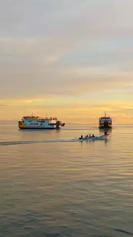Menikmati Senja dari Pelabuhan Mokmer. 🌅 #asdp #mokmer #biak #papua #kapalferi #senja #sunset #sea #karangbanget