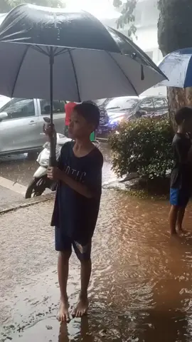 ojek payung ...you'll find at Indonesia love these kids ...#onlyinindonesia #rainy #rainydayvibes