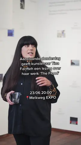 In haar afstudeerproject ‘The Flood’ onderzoekt beeldend kunstenaar Tina Farifteh de watermetaforen waarmee vluchtelingen worden gedehumaniseerd. Tijdens deze lezing zal Tina dieper ingaan op haar audiovisuele installatie #melkwegamsterdam #refugee #vluchtelingen #lezing #art
