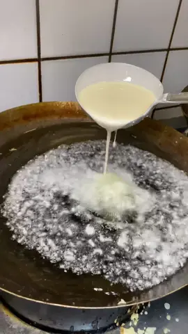 Oggi vi faccio vedere come gli chef di @One Sushi  preparano il loro famosissimo Roll fritto con gambero in tempura🥰#campaniafoodblog #sushi #gambero #sushilovers #pompei