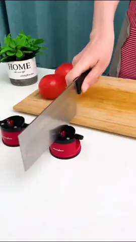 Amolador de facas 🔪Amola facas, tesouras, canivetes e lâminas. Super prático e fácil de usar. Ainda possui ventosa que fixa no lugar desejado para melhor praticidade no dia a dia.ℹ️ Não recomendado para facas serrilhadas. Composição: plástico, metal e borracha.