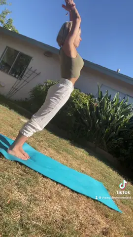 Yoga every damn day 🤍 #morningroutine #yoga #backyardvibes #bendy #MentalHealth #pigeontoed #timewithme #loveyou