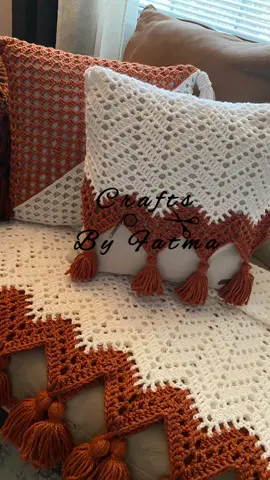 @crafts_by_fatma 100%akrilik 6.5 mm tığ. Zikzak kısmı YouTube kanalımda battaniye olarak var #elişi #yastık #dantel #örgü