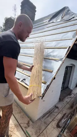 Starting off on the gabel 👌🏼 #thethatchingguy #alright #thatcher #roof #roofing #new #build #cottage #tools #fyp #foryou