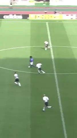 E esse tapa do Ronaldinho pra cima dos cinturas de cimento da Inglaterra em 2002? 🧙‍♂️ ✨  Vinte anos atrás, ele fez isso aí e garantiu a vitória com um gol icônico que foi fundamental na nossa caminhada pro Penta!  Descrição do vídeo: Pedalada de Ronaldinho contra a Inglaterra na Copa do Mundo de 2002.  #TaNoSportv #TaNoCoracao #CopaDoMundo #Brasil #SeleçãoBrasileira #Ronaldinho #Inglaterra #CopaDoMundoDe2002 #2002 #Penta