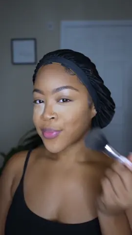 This claw clip hairstyle + winged liner combo👌🏽👌🏽👌🏽