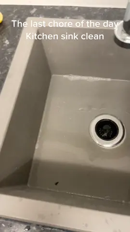 Kitchen sink clean 😬#kitchencleaning #sinkcleaningasmr #sinkcleaningtiktok #cleaningtiktok #freshsink #lastthingonmymind #smellingfresh😍 #asmr #cleaning