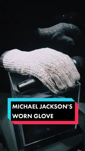 JUST GOT TO VEGAS AND THE FIRST THING I SEE MICHAEL JACKSON'S 1988 BAD TOUR WORN GLOVE😭😭😭😭😭😭😭😭😭🤩🤩🤩🤩🤩🤩🤩🤩🤩🤩🤩#billiejean #1988 #theglovedone #michaeljacksonglove #rockinrollhalloffame #kingofpop