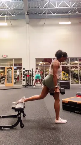 21’s but let’s do it with #bulgariansplitsquats 😏.  Nothing new… just different.  #trythis #FitTok #dropsets #glutebuildingtips #GymTok #gluteexercise #fitover40women