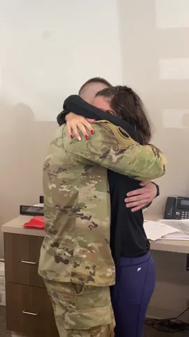 I waited 10 months for this hug 💚#militaryhomecoming