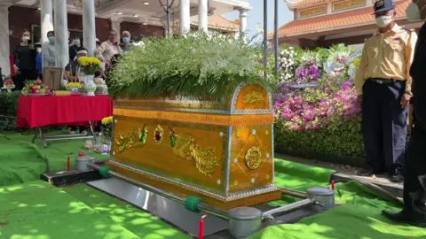 Trại hòm Công Thọ 2 - Lữ Thành hạ huyệt bằng máy tại nghĩa trang Phúc An Viên - TP Thủ Đức.