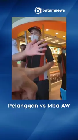 Seorang customer protes saat pelayan yang menaruh minumannya tidak berlaku sopan dan merasa tersinggung. Kejadian itu terjadi di sebuah pusat perbelanjaan di Kota Batam, Kepulauan Riau. Video itu viral di media sosial, permasalahan itu diselesaikan oleh manager restoran tersebut. #pelanggan #protes #aw #nagoyahill #batam #kepri #tiktokberita