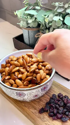 Soaked Almonds (so addictive) #almond #food #snack #foodies #healthy #asmr #soakedalmonds #addicted #addictive #rawalmonds #raw #foodtiktok #snacking #FoodLover #foryou #tiktok #heathysnack