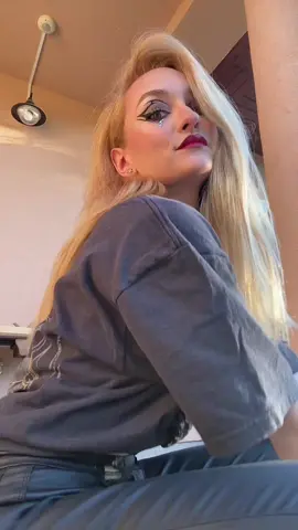 Na ki lógott bele a felvételbe?😄😍 #cuki #holahiba #magyarsminkes #magyarsminkesek #smink #atvaltozas #atalakulasvagymi #atalakulas #atvaltozas #rocknroll #nickyminaj #transition #sminkes #kutyus #sminkesvideo #magyartiktok #csakneked #nektekbe #havefun