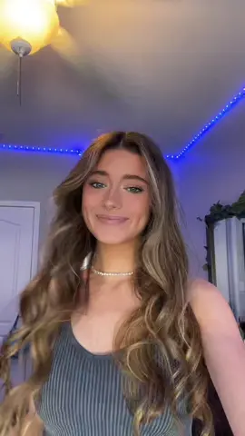 LOOK WHO IT IS GUYS @analeeselb