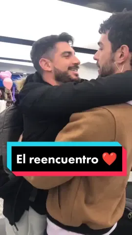 Acá el tan esperado reencuentro @fedesolla 👨‍❤️‍💋‍👨 @nachofrancavilla #nachoyfefis #LoveIsLove #gay #pareja #comunidad #buenosaires #argentina #orgullo #lgtb #reencuentro #despedida