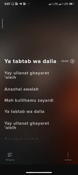 walaupun susah liriknya tetep aja maksain nyanyi, enak seru gmnaaa gitu lagunya😅😅😅👍