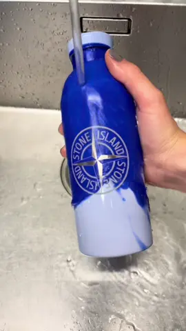 ... but does your resuable water bottle do this? 😎 Hit the link in bio to cop this color-changing #stoneisland clima bottle. 💧 #snobtok #colorchanging #waterbottle #highsnobiety #oddlysatisfying