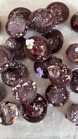 frozen banana bites #chocolatecovered #bananas #chocolatebananas #treat #summerfood #frozendessert #sweet #healthyrecipe #peanutbutter #seasalt #recip