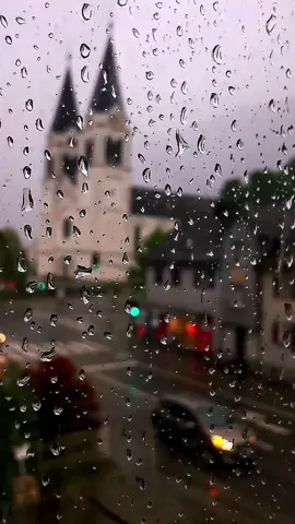 Dışarda hafiften yağmurun sesi... ☔