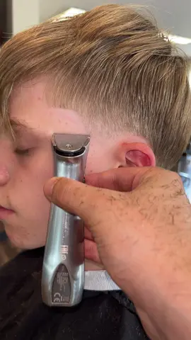 Probz aufjedenfall an die Mom 💯 #barber #friseur #blond #taper #taperfade #locken #fade #outlines #kontur #unterhaltung #viral #fypシ
