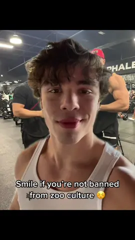 #greenscreen i went up to bradley and asked for a pic with me and max and bro acted like he liked us 😭😭 sorry brad