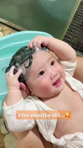 He can wash his own hair at such a young age #babyfever #soocutee #babylove #MomsofTikTok #babiesoftiktok #fypシ゚viral