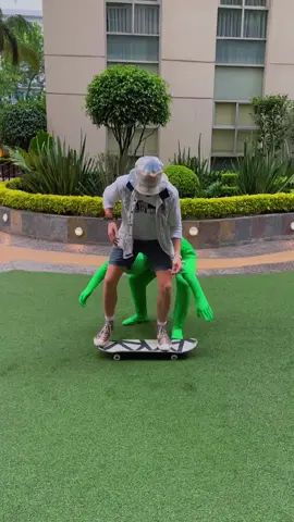 En realidad así es como se hacen todos los trucos… 😳😅 @diosdadojuarez #hombreverde #edicion #skate
