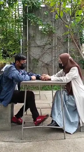 Kalo dengan hilangnya beberapa impian aku karena memilih hidup sama kamu, aku tau aku sedih. Tapi aku yakin, kamu adalah mimpi tertinggi yang Allah wujudkan untuk aku, dan aku juga tau bisa lalui ini karena kamu orangnya.