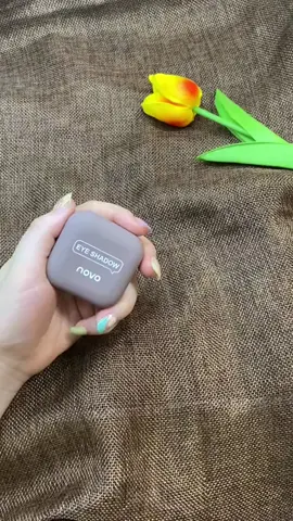 Phấn mắt nhũ lấp lánh Novo Eye Shadow - Kết cấu mịn dạng sáp mềm, dễ dàng phù hợp với da, không bay bụi phấn. - Chất phấn mềm mượt và mềm mại, dễ tán. - Phấn mắt có độ bóng cao giúp màu mắt sáng hơn và rực rỡ hơn. - Màu sắc trung thực có độ bền màu cao, tạo nên sự kết hợp hoàn hảo giữa làn da và màu sắc, làm cho đôi mắt trở nên duyên dáng và quyến rũ hơn. - Có thể tán màu trực tiếp bằng ngón tay hoặc cọ. #phấnmắt #makeup #trangdiem #trangdiemsuongsuong #lamdep #xuhuong #xuhuongtiktok #xuhuong2022