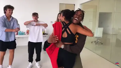 Momento do reencontro do Lamar com a Any e outros membros do grupo ❤️ #anygabriellyofficial #joshbeauchamp #heyoonjeong #savannahclarke #nowunited #fyy