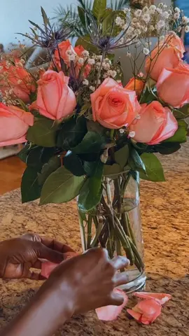 Me ignoring all the half finished paintings in my house 😅 #HappySunday 💐