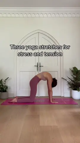 Author of Yoga Happy, Hannah Barrett Yoga App, Hannah Barrett is here to give you some easy yoga stretches to try at home #yoga #athomeyoga #hannahbarrett