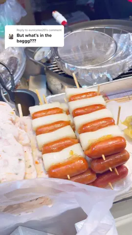 Reply to @eunicelee20 i love street food  #tteokbokki #hongdae #koreanfood #ricecakes #pov #koreanstreetfood #korea #seoul