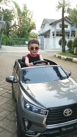 Chill sore nya Keegan pakai mobilnya @PMB Toys Official #mobilaki #innova #mainananak