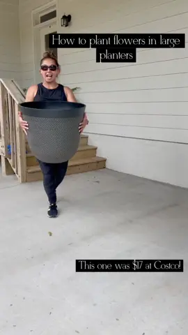 Found this massive planter at costco for $17! and I had to have it! I knew it would require lots of soil to fill it. Here’s what I did to avoid that: created height by using a plastic container. Next, I used a plant saucer(drilled some holes) and later filled it with soil. I found these hydrangeas on clearance for $9! #planthacks #hacks #outdoorhacks #flowerhack #plantingseason