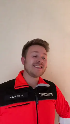 Schichtdienst = Du bist der eine Freund, der gefühlt immer arbeiten muss, während deine Freunde feiern… 😅😂 #rettungsdienst #pflege #feuerwehr #sanitäter #freunde