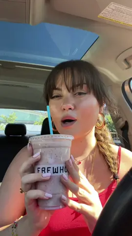 trying @Hailey Bieber smoothie from Erewhon 🍓🥤 #erewhon #erewhonsmoothie #haileybieber #haileybiebersmoothie