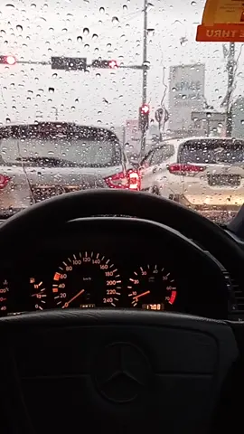 Uang bukan segalanya, tapi lebih baik hujan di dalam mercedes daripada pake jas hujan diatas Vario #mercedes #mercedesbenz #W202 #C200 #mercedesbenzw202 #mbw202 #w202mercedes #rain #hujan #bogor #kotahujann