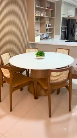 Mesa de jantar Fina Decor.