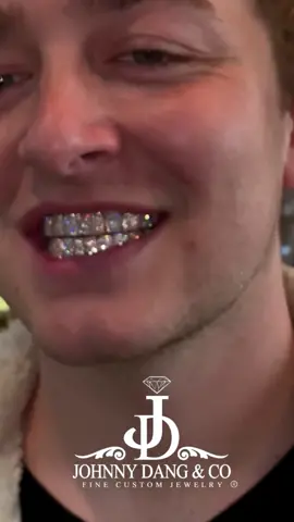TWO TONE DRIP ♥️🤍 Would y’all cop these #GrillzByJohnnyDang❓#kingofbling #icetraythegang #johnnydang #diamond #customjewelry