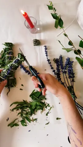 Dias de produção de incensos do tipo smudge stick são sempre especiais #smudgestick #herbalismomagico #herbalismo #defumacao #ervas