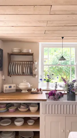 Kitchen full of flowers 🌸