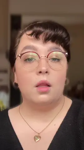 The blotted red lip, ala Jeanne Damas. ♥️✨